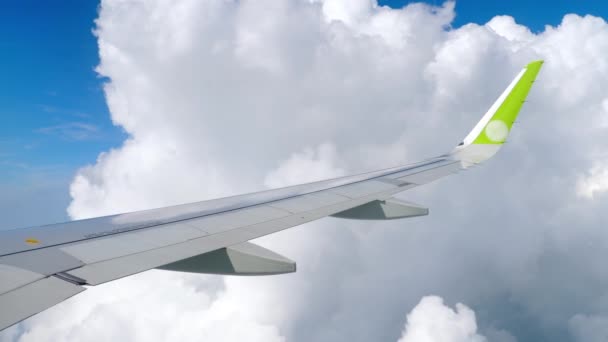 Vista aérea desde el avión descendente — Vídeos de Stock