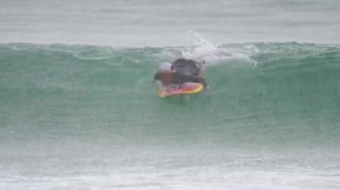 Sörfçü havy yağmur, dalgalar