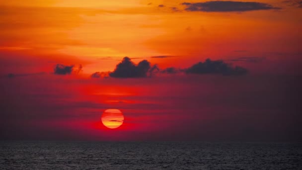 Puesta de sol roja sobre el océano — Vídeos de Stock