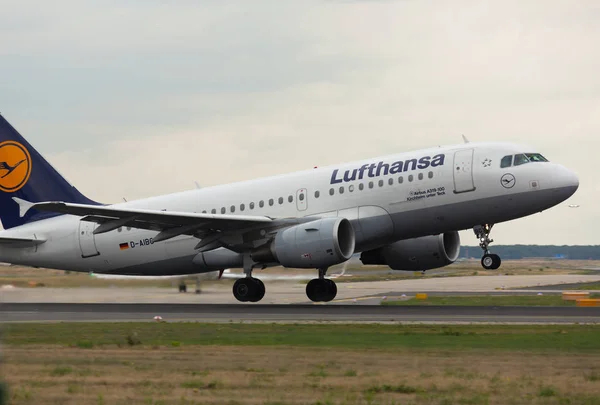 ルフトハンザ ドイツ航空エアバス A319 を脱ぐ — ストック写真