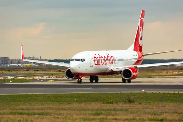 Boeing 737 taxis on the runway — Stock Photo, Image