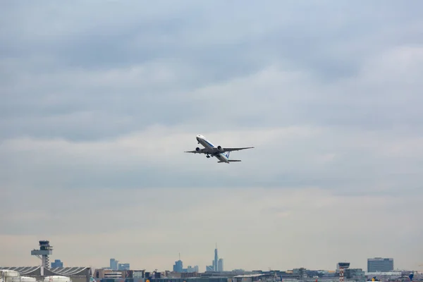 Avião sobre a cidade — Fotografia de Stock