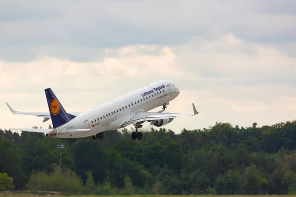 Alemania Frankfurt Septiembre 2015 Embraer Erj 190Lr Aecc Lufthansa Despega — Foto de Stock