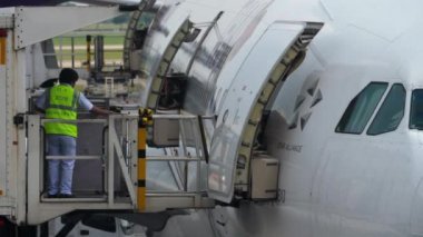 Havayolu yemek servisi.