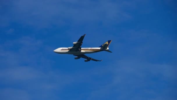 Salida del avión de carga ancha — Vídeo de stock