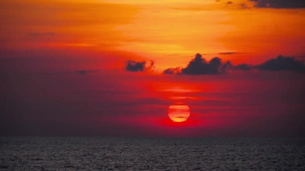 Röd solnedgång över havet — Stockvideo