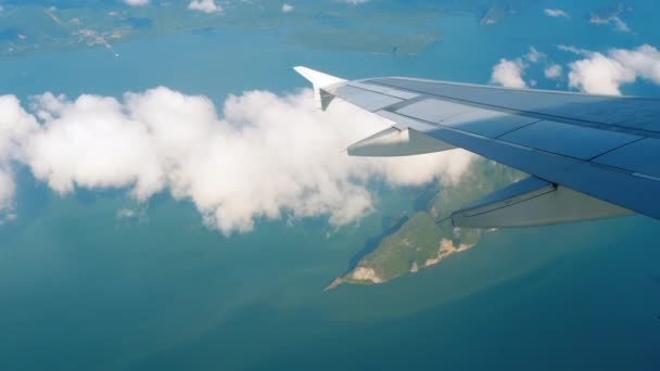 Paisagem de visão aérea de avião descendente — Vídeo de Stock