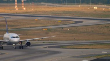 Frankfurt Am Main, Almanya - 19 Temmuz 2017: Lufthansa Airbus 320 07 l. Fraport, Frankfurt, Almanya açılış sonra Taksilemek