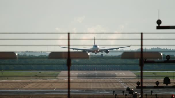 幅広の飛行機が近づいて着陸する — ストック動画