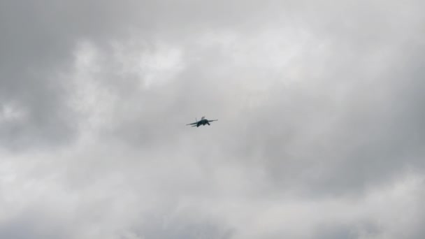Soechoj Su-34 vleugelverdediger tijdens de demonstratie vlucht — Stockvideo