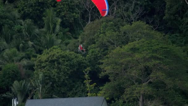 Parasailing sobre Nai Harn Beach, Phuket — Vídeo de Stock