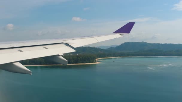 Paisaje de vista aérea desde el avión descendente — Vídeo de stock