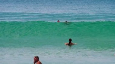 Tatilcilerin dalgalar