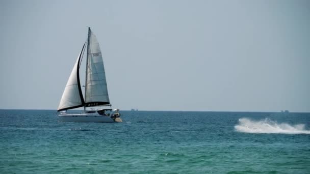 Luxus Yacht közelében Phuket — Stock videók