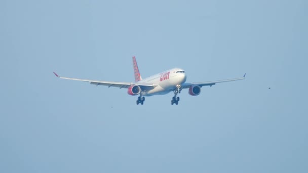 Airbus 330 acercándose sobre el océano — Vídeos de Stock