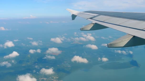 Uçak azalan üzerinden hava görünümünü manzara — Stok video