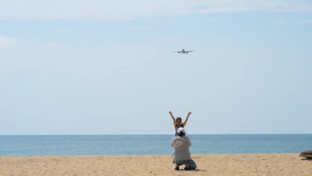 Les touristes posent en prenant des photos avec l'avion — Video