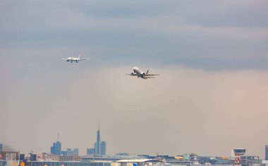 Havaalanı üzerinden iki uçak