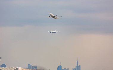 Havaalanı üzerinden iki uçak