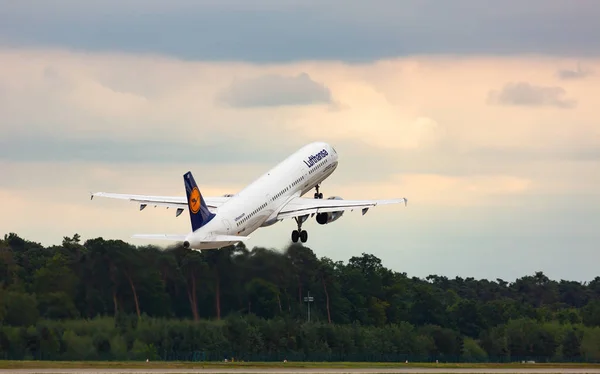 Airbus A321 Lufthansa despega — Foto de Stock