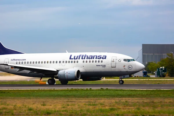 Taxis Boeing Lufthansa en la pista — Foto de Stock
