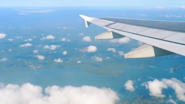 Letecký pohled na krajinu z klesající letadlo — Stock video