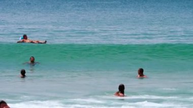 Tatilcilerin dalgalar