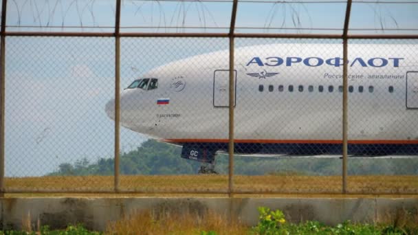 Flugzeug biegt vor Abflug von Landebahn ab — Stockvideo