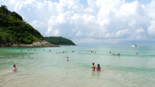 泰国普吉岛 2018年11月19日 度假者 游客在奈哈恩海滩的海浪中 — 图库视频影像