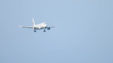 Airbus 320 okyanus üzerinden yaklaşıyor.