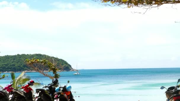 Nyaraló Emberek Turisták Hullámok Nai Harn Beach — Stock videók