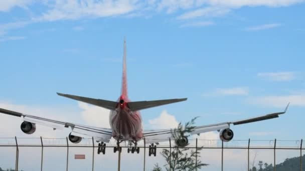Langeafstands Viermotorige Vliegtuig Nadert Voor Landing Phuket International Airport — Stockvideo