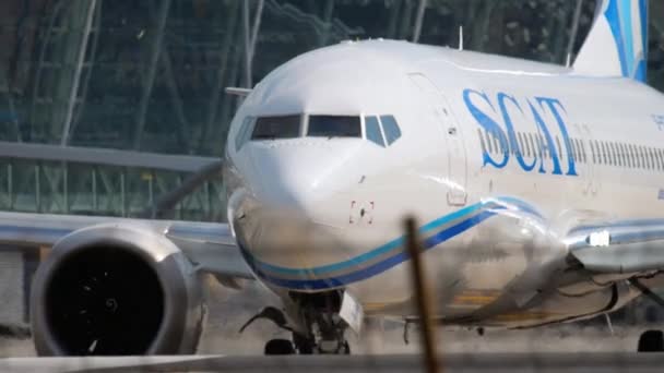 Letadlo před odletem zatáčí dráhou — Stock video