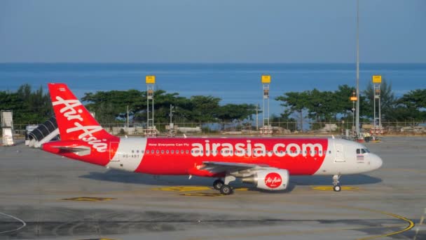 L'aereo stava prendendo un taxi per la pista. — Video Stock