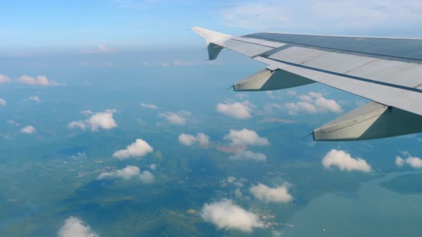 航空写真ビュー プーケット タイの南部に近いアンダマン海に浮かぶ島のグループに飛行機を登山からの眺め — ストック動画