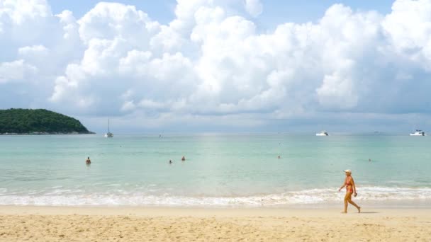 Пляж Най Харн, к югу от острова Пхукет — стоковое видео