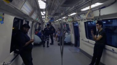 Bir metro treninin Singapur yolcu