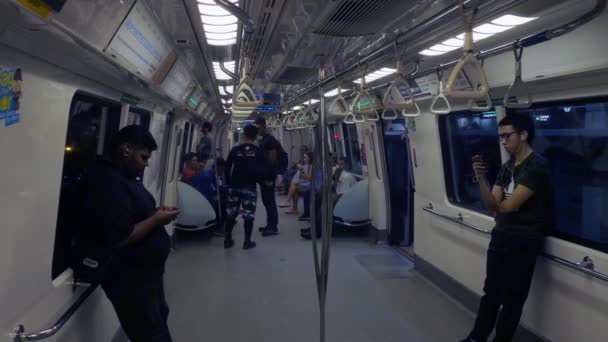 Pasajeros en un tren subterráneo en Singapur — Vídeo de stock