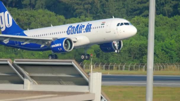 泰国普吉岛 2018年12月1日 Goair 空中客车 320 接近和降落 普吉国际机场 — 图库视频影像