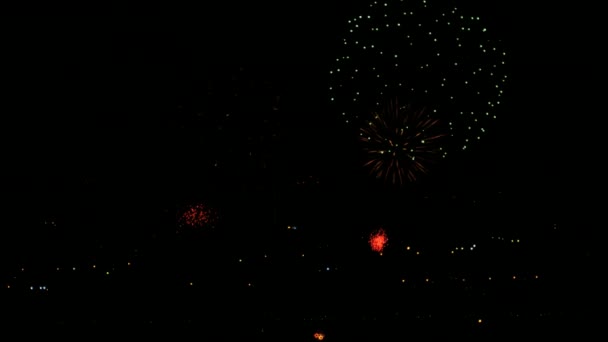 Fuegos artificiales parpadeando en el cielo de vacaciones noche — Vídeo de stock