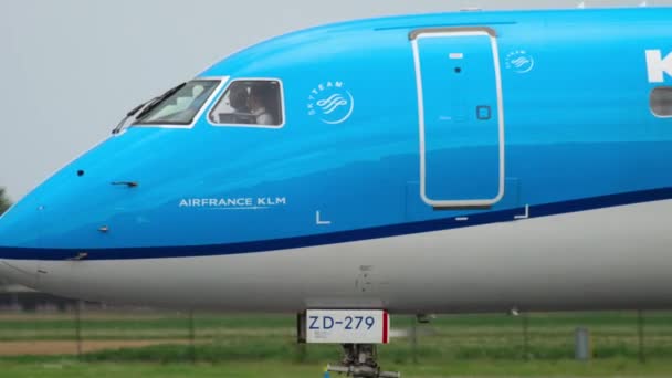 KLM Cityhopper Embraer 190 rullaggio — Video Stock