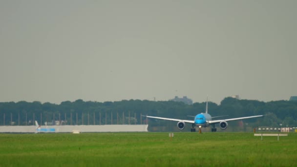KLM Боїнг 787 прискорити перед вильотом — стокове відео