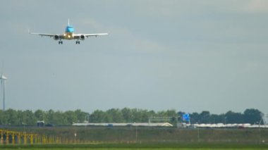 KLM Cityhopper Embraer 190 yaklaşıyor