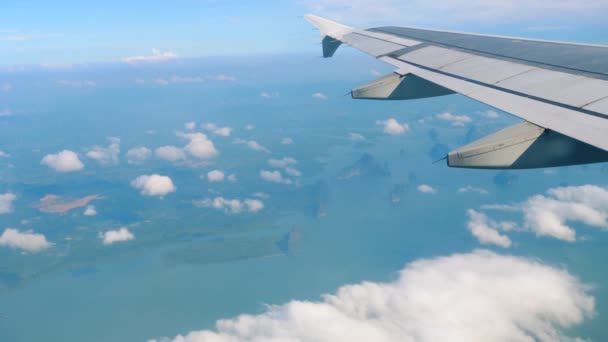 하강 하는 비행기에서 공중 보기 풍경 — 비디오