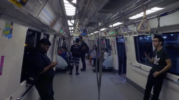 Pasajeros en un tren subterráneo en Singapur — Vídeo de stock