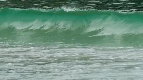 Les vagues d'azur ont roulé le rivage de Nai Harn Beach 