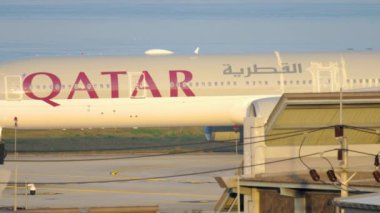 Uçak indikten sonra kalkıyor.