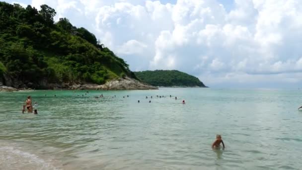 Praia de Nai Harn, ao sul da ilha de Phuket — Vídeo de Stock