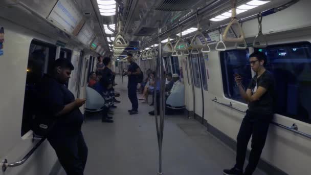 Passagiers in een metro in Singapore — Stockvideo