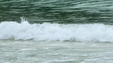 Masmavi dalgalar kıyıya Nai Harn Beach haddelenmiş